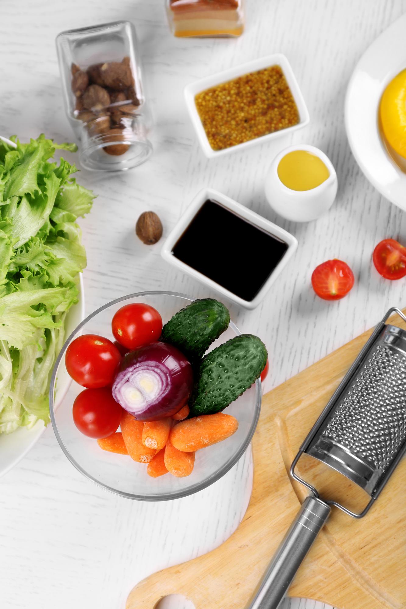 Darbo stalas su ingredientais ir rankomis
